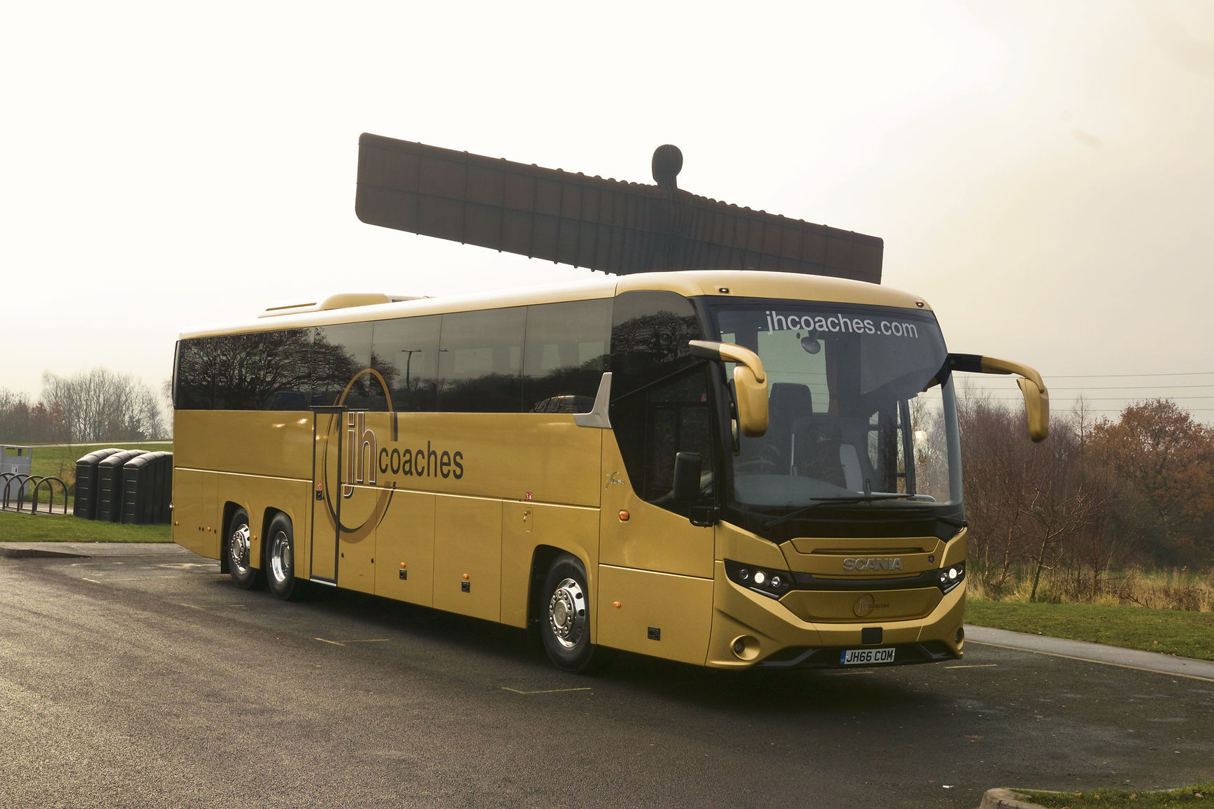 Coach with Angel of north